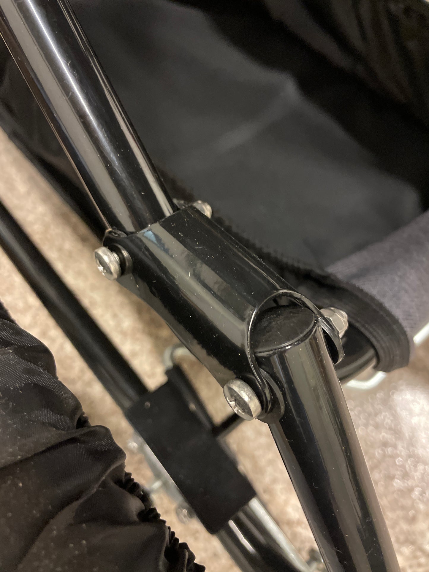 Ophaeng til barnevogn sort metal